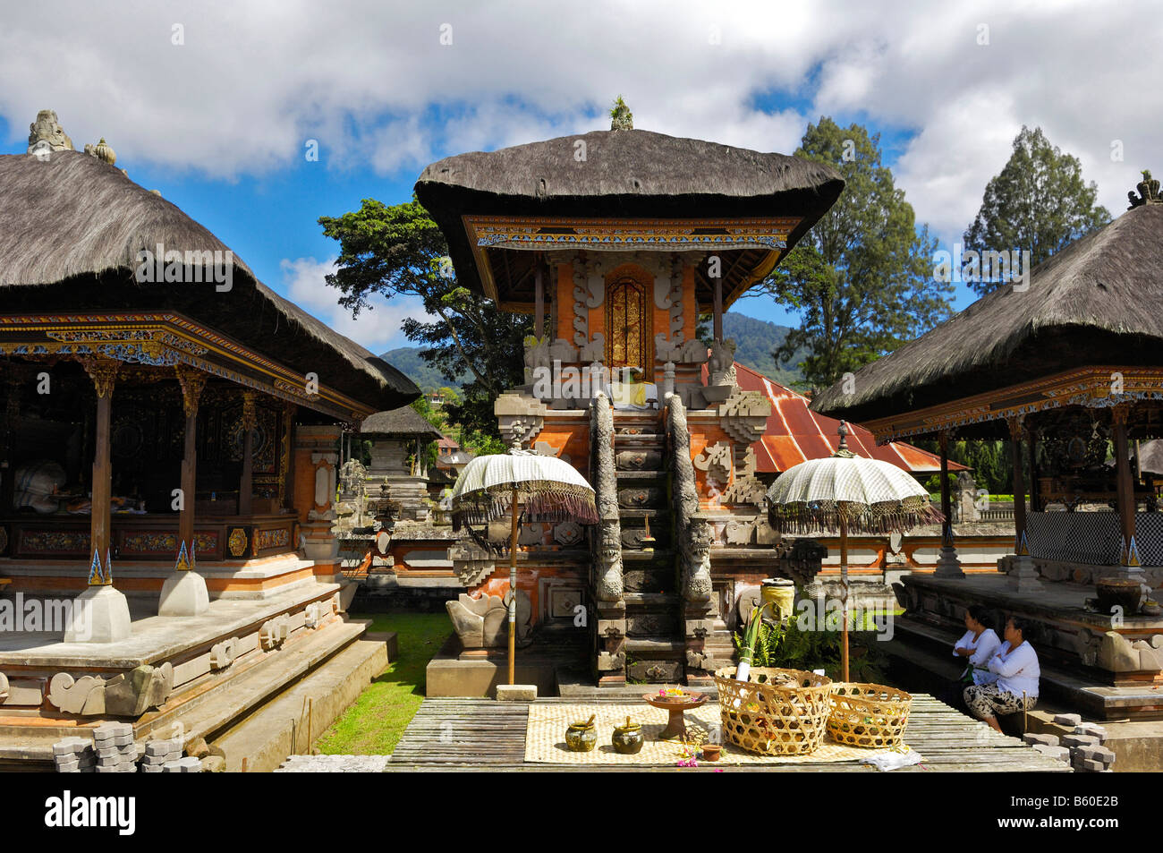 Portant des offrandes à Pura Ulun Danu Temple sur le lac Bratan, Bali, Indonésie Banque D'Images