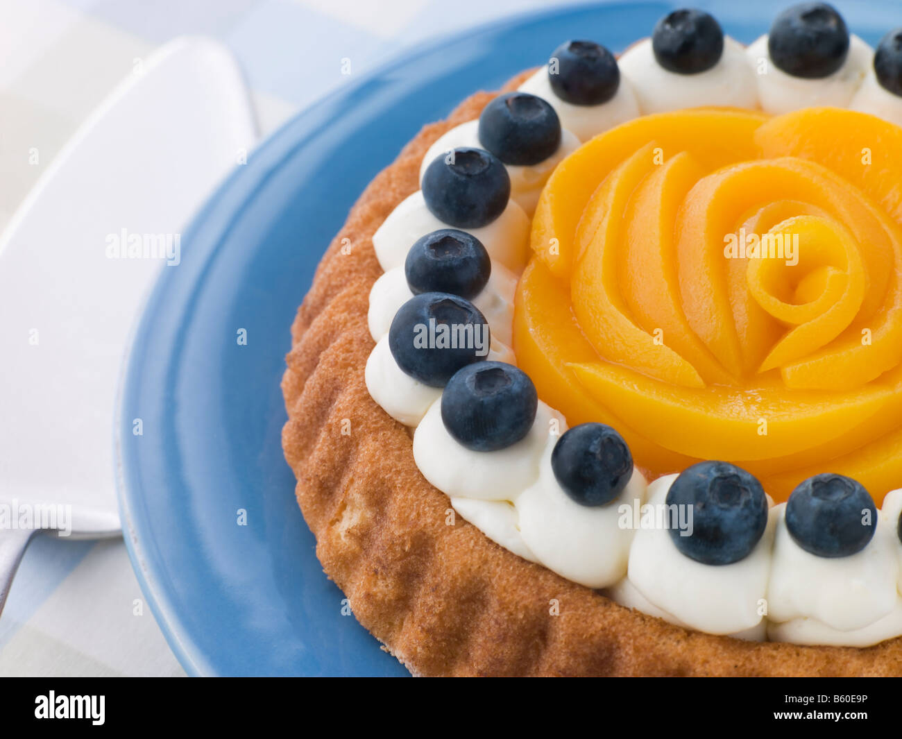 La crème chantilly Peach et de myrtilles Flan éponge Banque D'Images