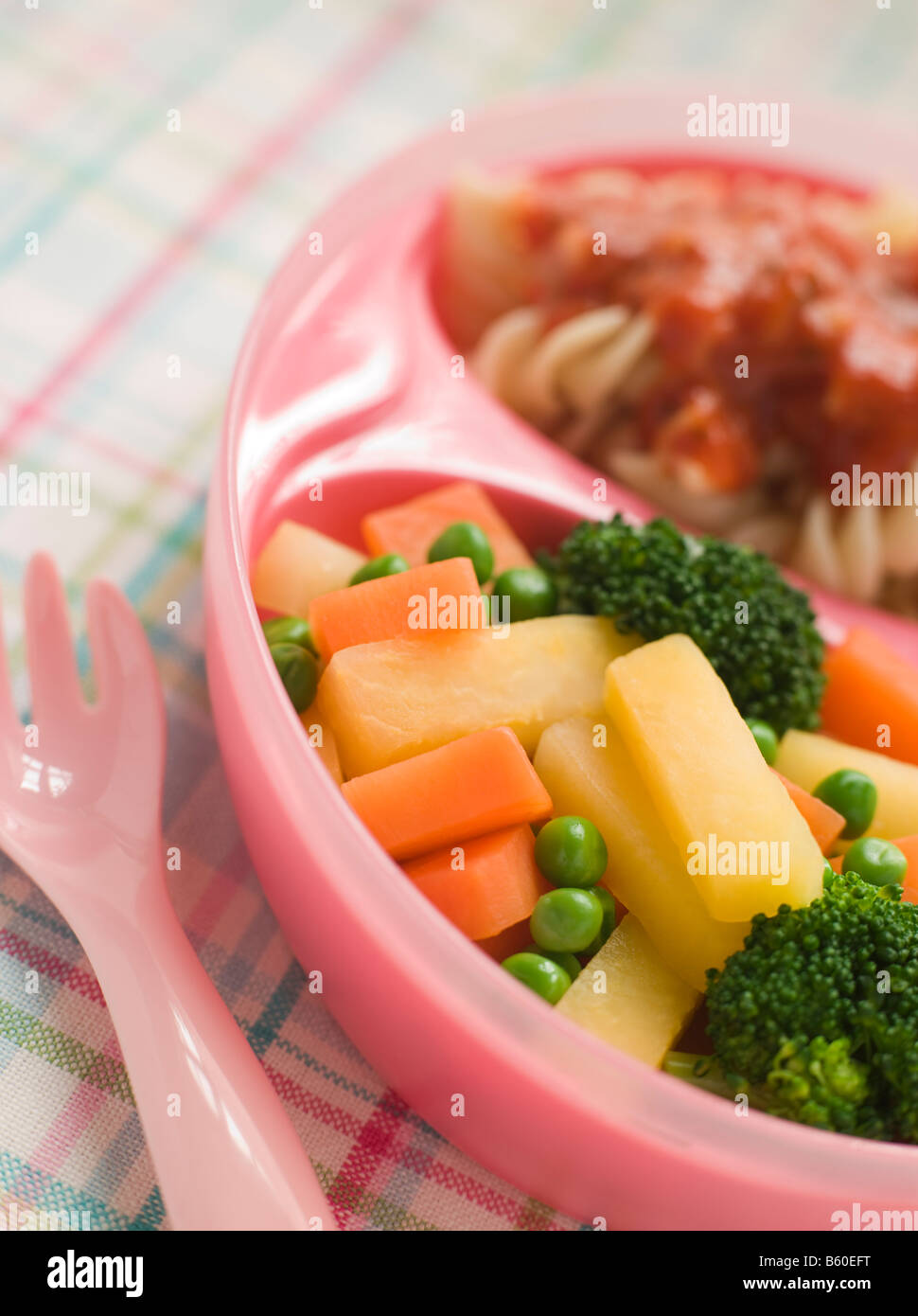 Les Spirales de pâtes et sauce tomate avec des légumes mélangés Banque D'Images