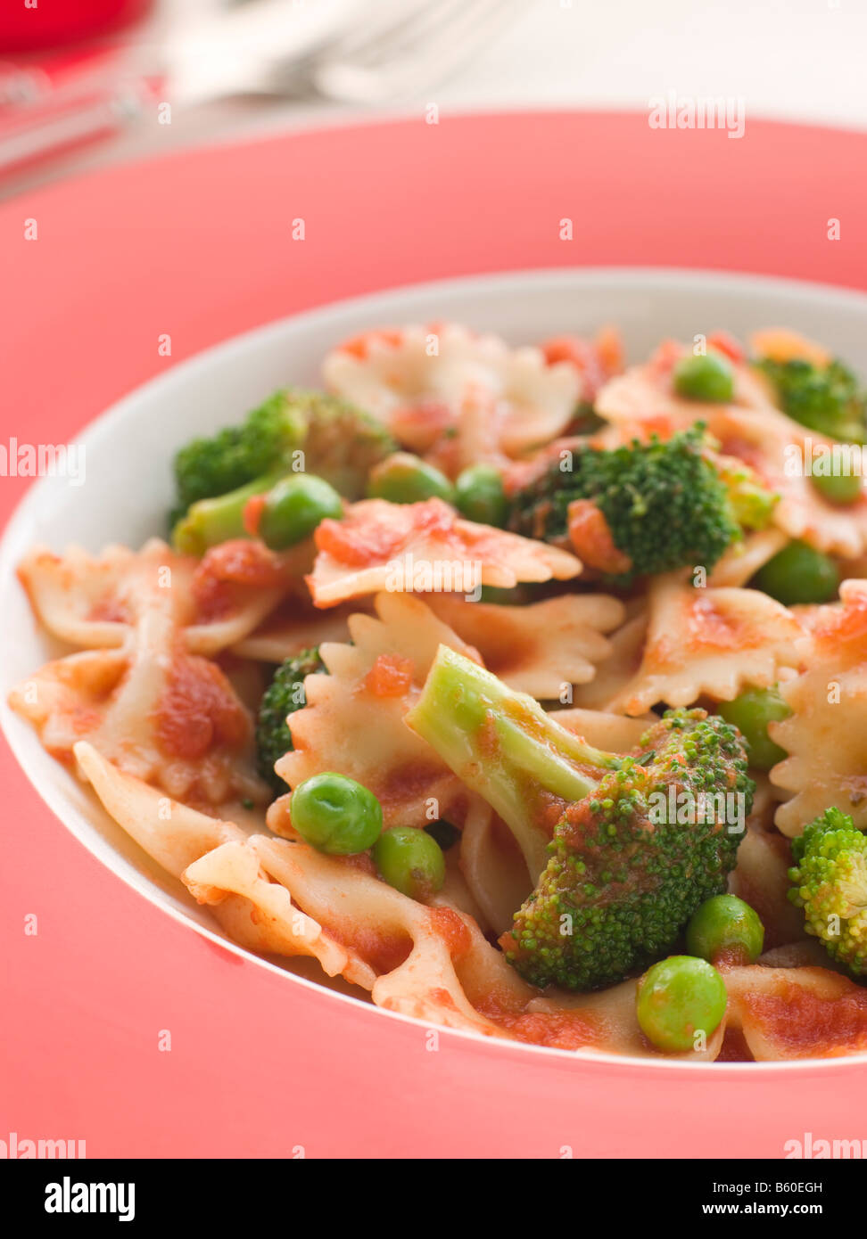 Farfalle à la Tomate le brocoli et les pois Banque D'Images