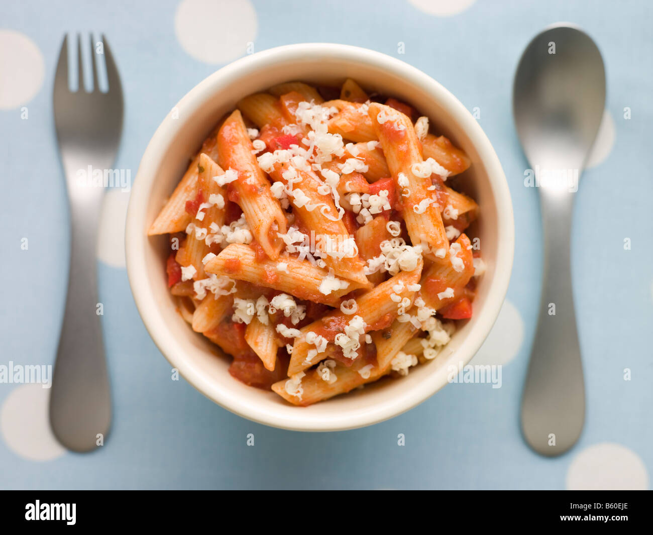 Pâtes penne Sauce tomate et fromage râpé Banque D'Images