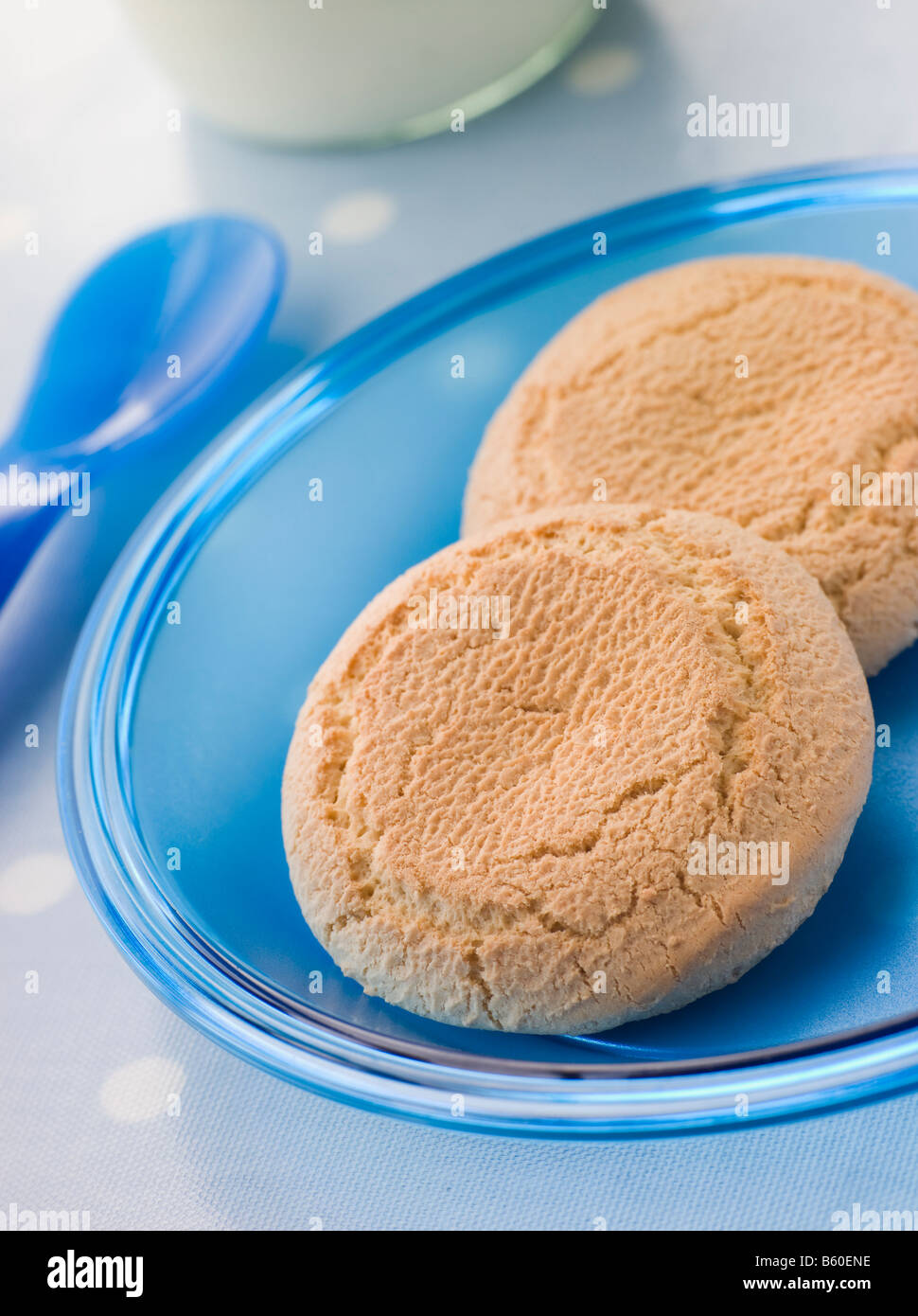Deux Biscottes maltée dans un bol Banque D'Images