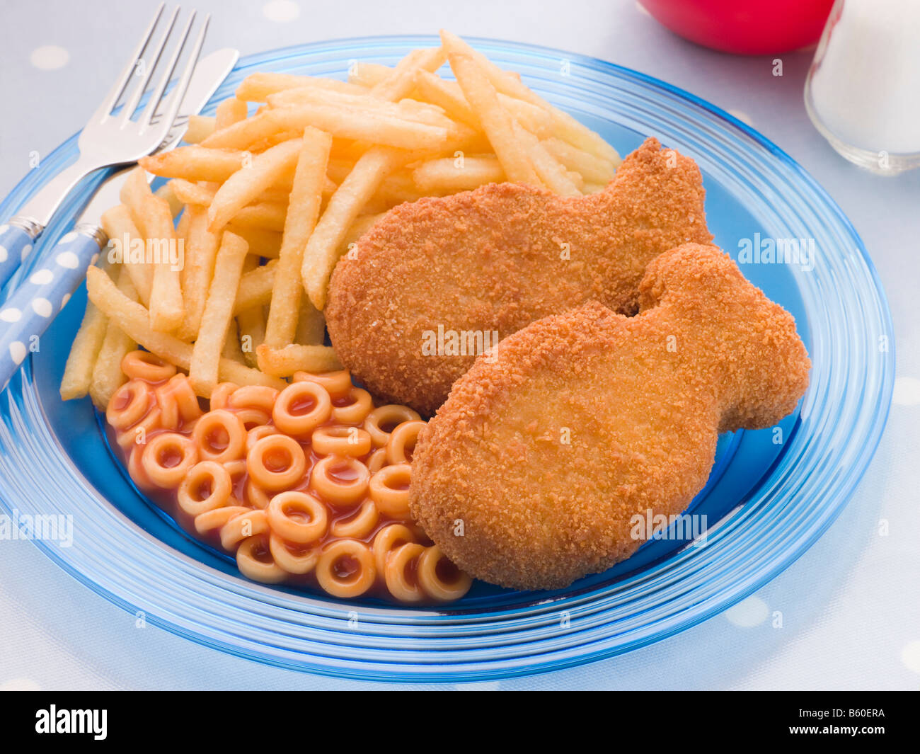 Croquettes de poisson avec des spaghetti Hoops et frites Banque D'Images