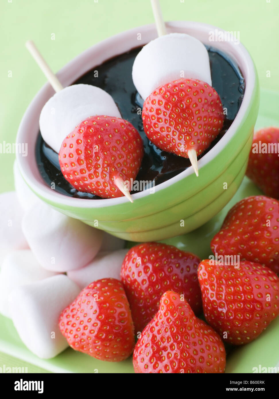 Fraise et de bâtons de guimauve avec une sauce au chocolat Banque D'Images