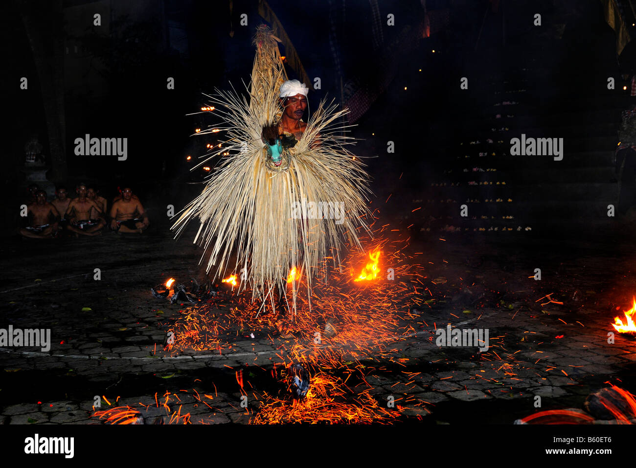 L'exécution de danseur Kecak, Ketjak Ketiak ou la danse avec le feu à Ubud, Bali, Indonésie, Asie Banque D'Images