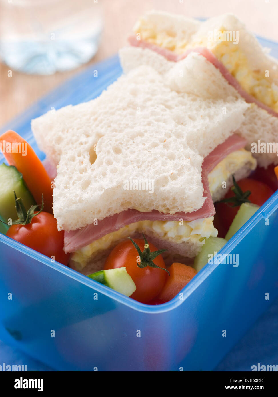 Oeufs en forme d'Étoile de la mayonnaise et de sandwich au jambon avec Crudities Banque D'Images