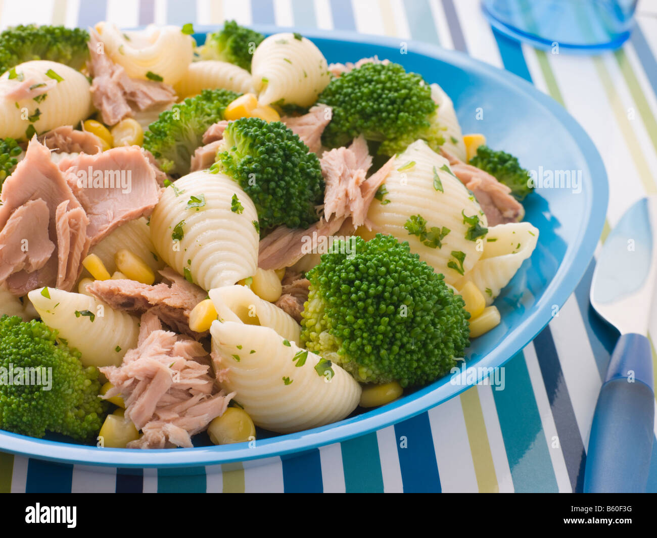 Coquilles de pâtes au thon et brocolis Banque D'Images