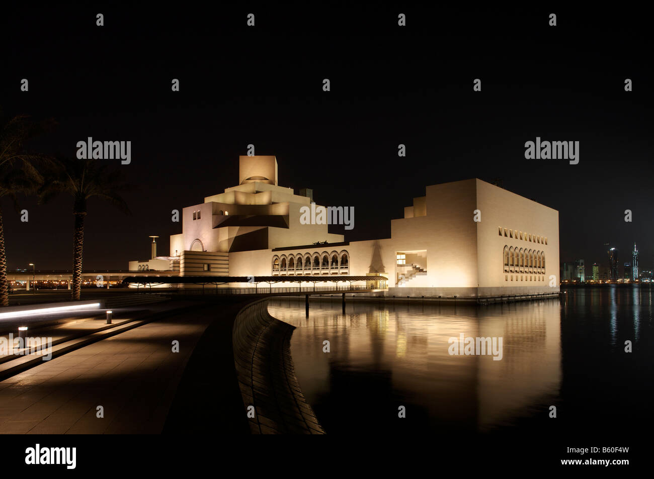 Vue de nuit du Musée d'Art Islamique, Doha, Qatar Banque D'Images