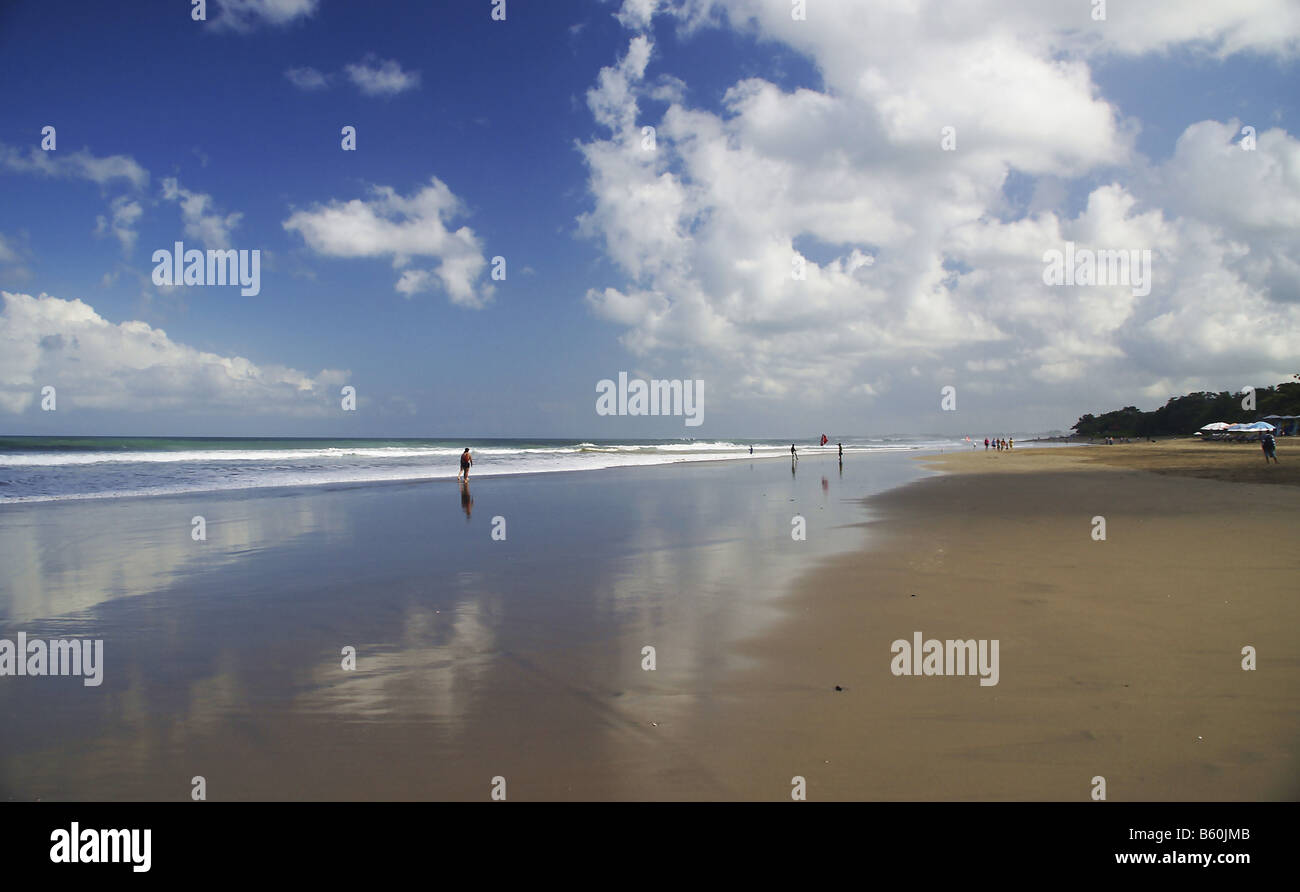 La plage de Kuta qui reflètent le ciel Banque D'Images