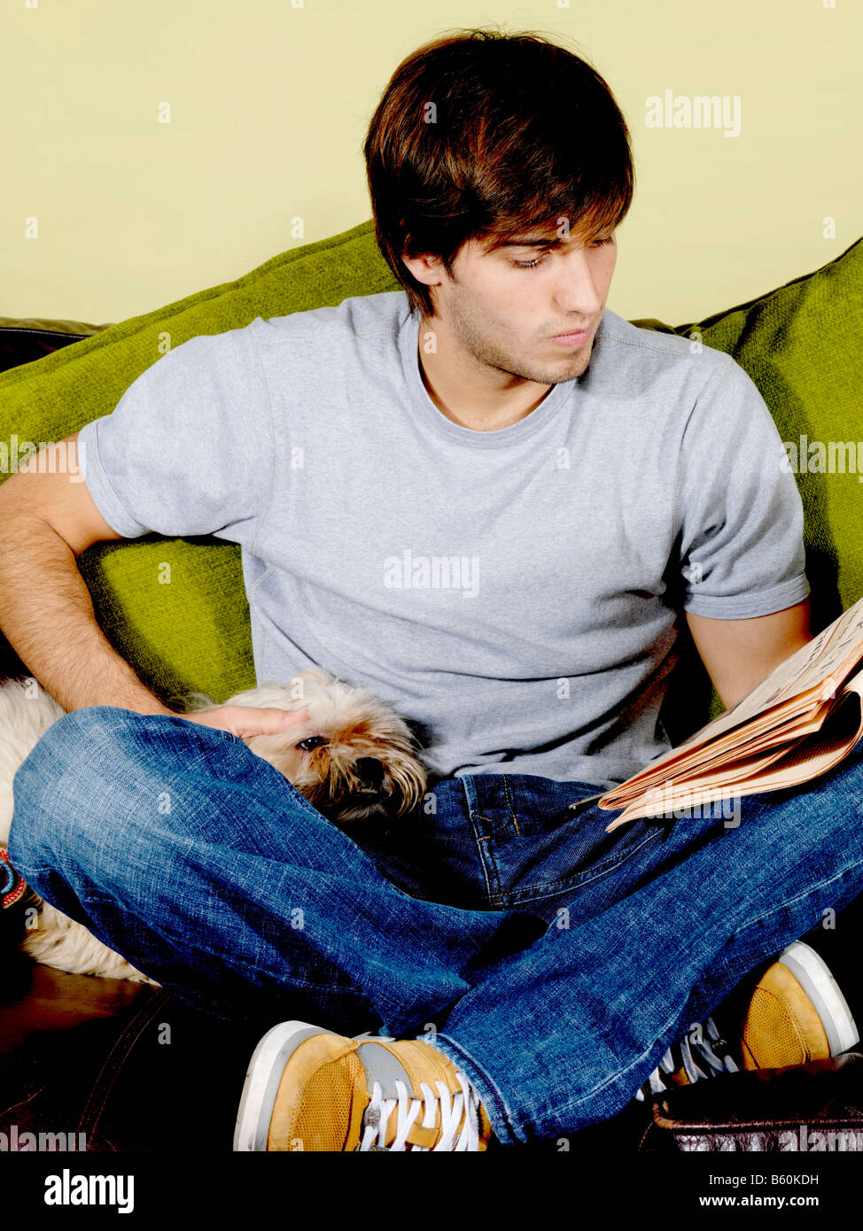 Jeune homme lisant le journal Parution Modèle Banque D'Images