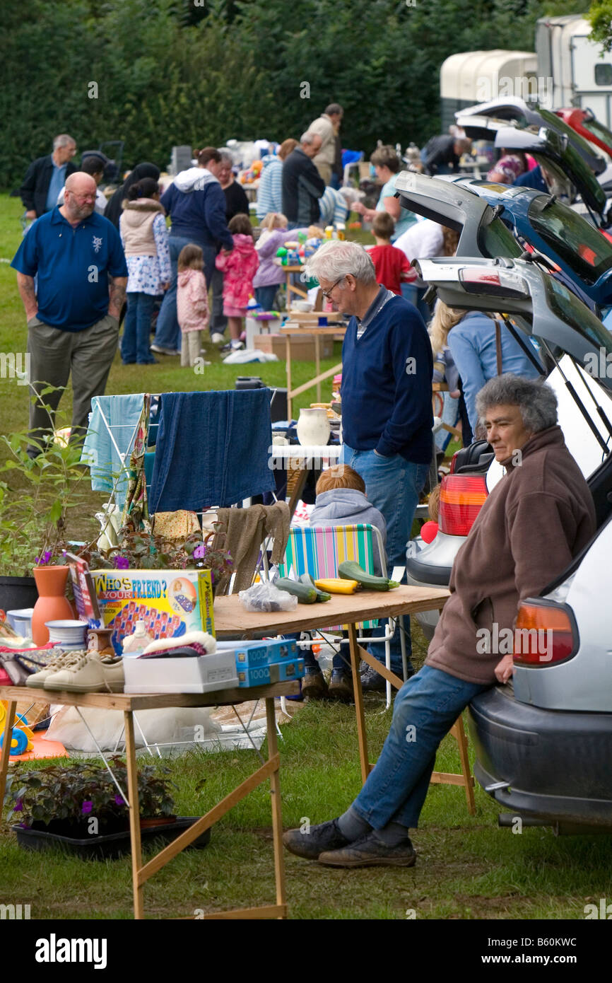 Les gens à acheter et vendre des articles de maison à un vide grenier dans le bourg de Banbury Oxfordshire England Banque D'Images