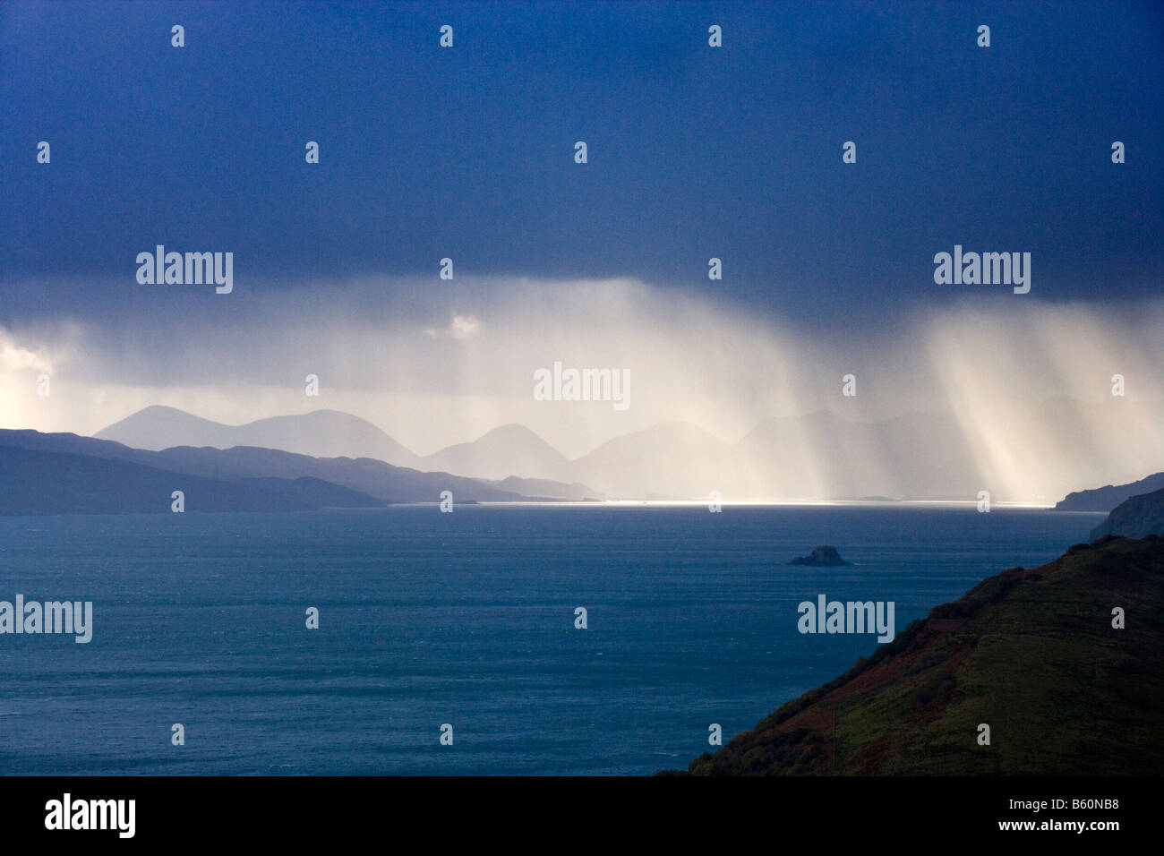 Storm Cloud et du soleil plus de Cuillin Hills, Isle of Skye, Scotland, UK Banque D'Images