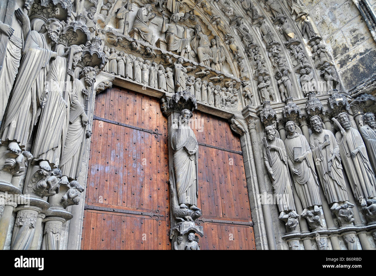 Statues de saints, portail, Sainte Croix, la cathédrale de Chartres, Centre, France, Europe Banque D'Images