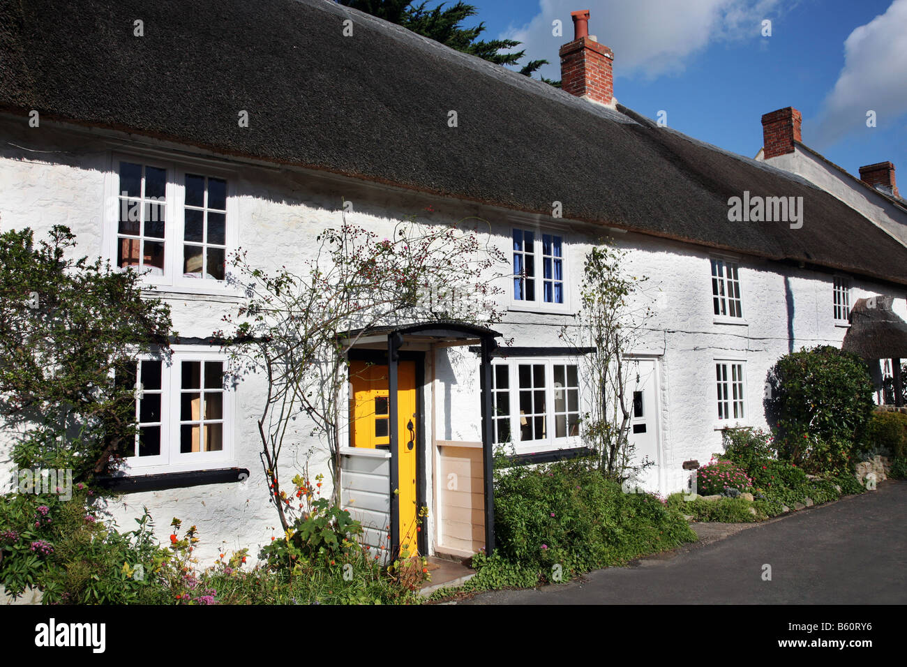 Chaumières dans le pittoresque village de Burton Bradstock Dorset près de Bridport Banque D'Images