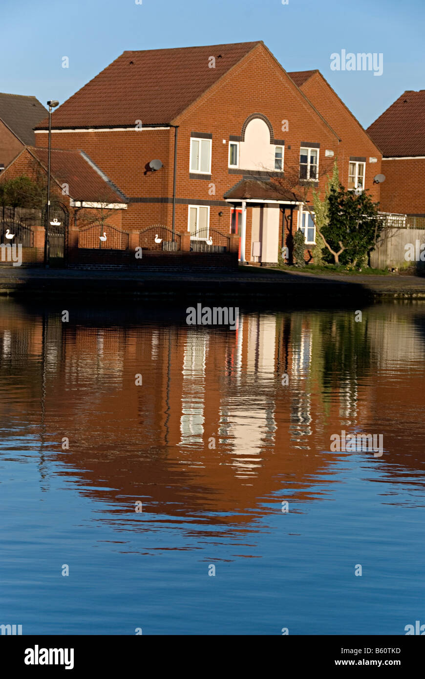 Maisons sur dudley port canal comme régénéré des logements sur le site d'un ancien canal industriel port dans le pays noir Banque D'Images