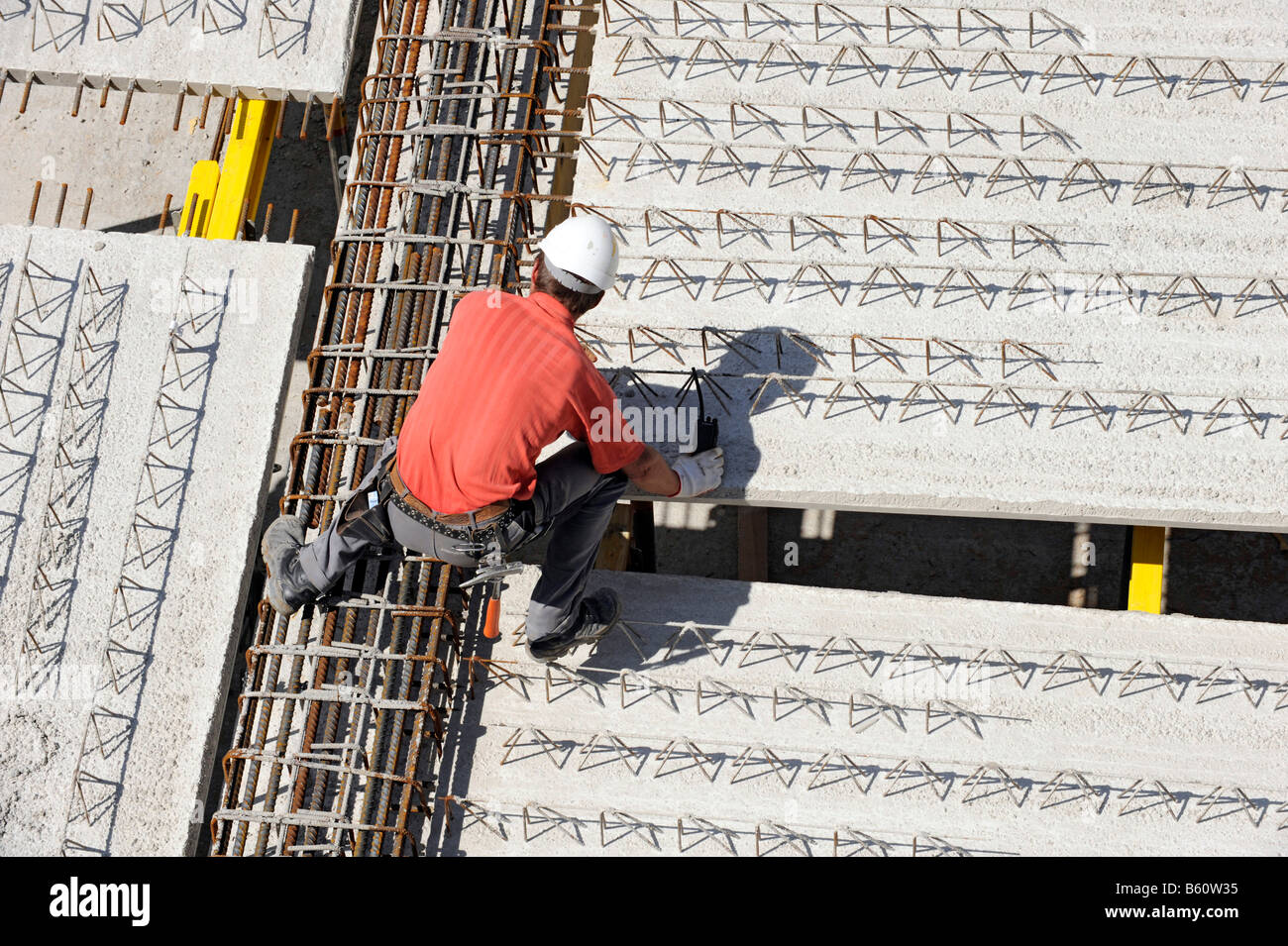 Fixant un plafond en béton préfabriqué sur le site de construction d'un immeuble de bureaux Banque D'Images