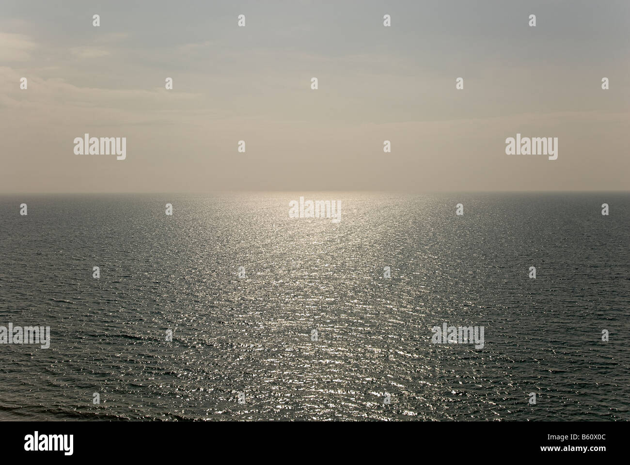 Coucher de soleil sur la mer d'Irlande au Pays de Galles à côté de Dinas Dinlle beach au Pays de Galles Banque D'Images