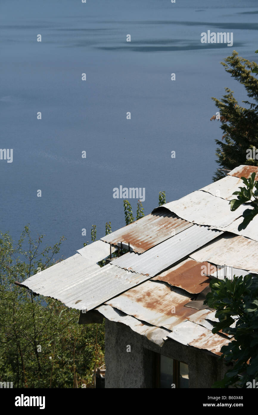 Un vieux hangar délabré hut dans le champ en pays Banque D'Images