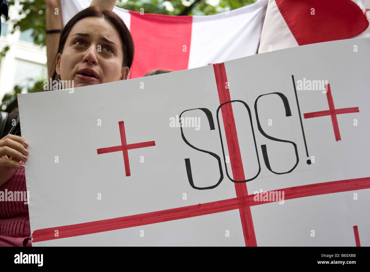 Manifestant un SOS holding signe sur une démonstration, protestant contre les troupes russes en Géorgie, Berlin Banque D'Images