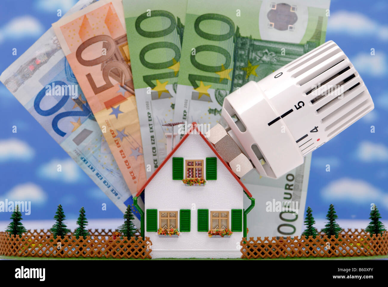 Maison miniature avec un thermostat du réchauffeur et des notes, image symbolique pour les frais de chauffage, l'augmentation du prix du gaz naturel Banque D'Images