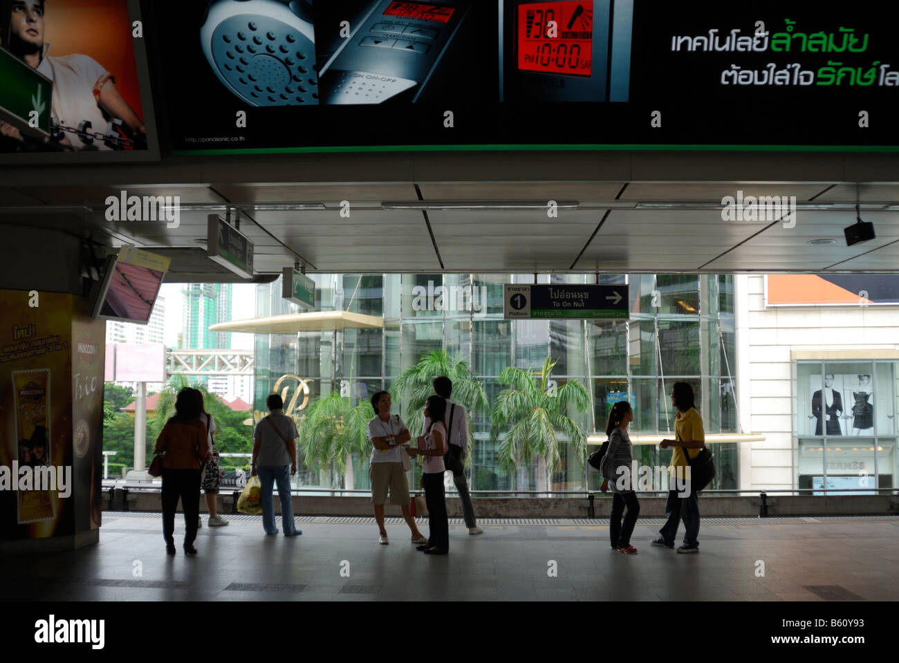 Les passagers de la station de métro aérien Siam à Bangkok, Banque D'Images