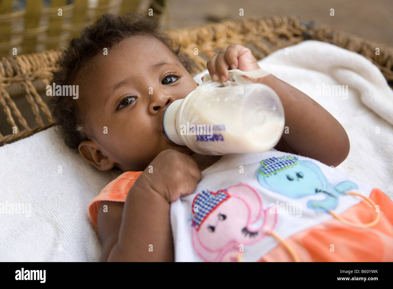 Jeune fille, 1, la consommation d'une poudre de lait, de l'Erythrée, l'Afrique Banque D'Images