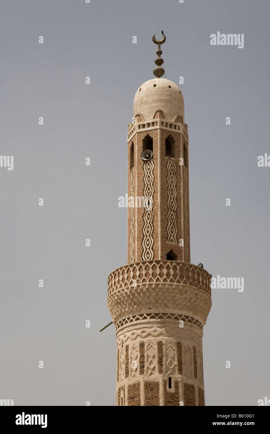 Mosquée de brique d'argile, minaret, centre historique de San'a', Site du patrimoine mondial de l'UNESCO, au Yémen, au Moyen-Orient Banque D'Images