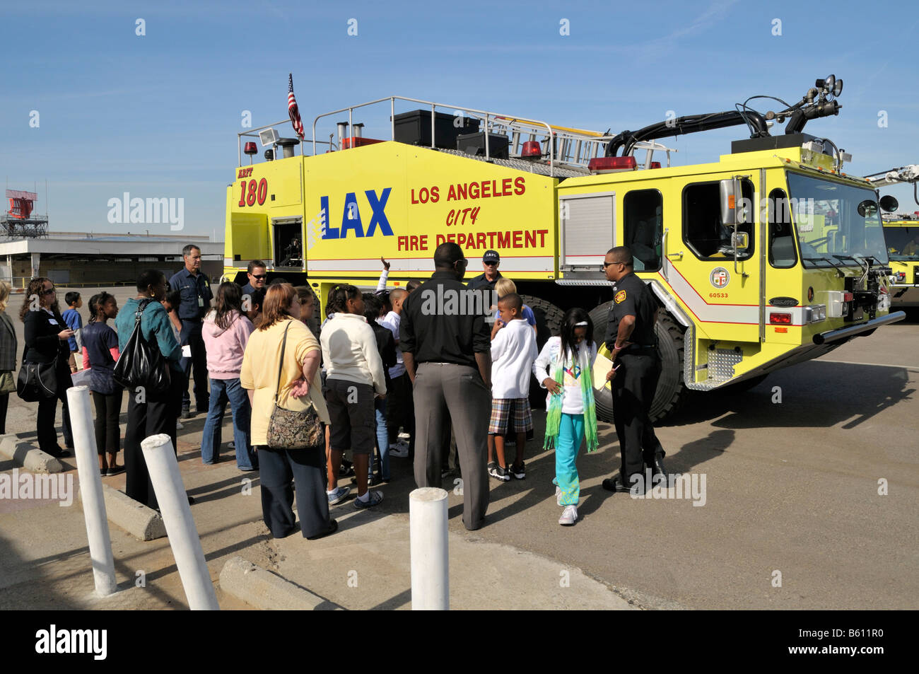 Une classe d'école, visite le musée de la trajectoire de vol à l'Aéroport International de Los Angeles, LAX Banque D'Images