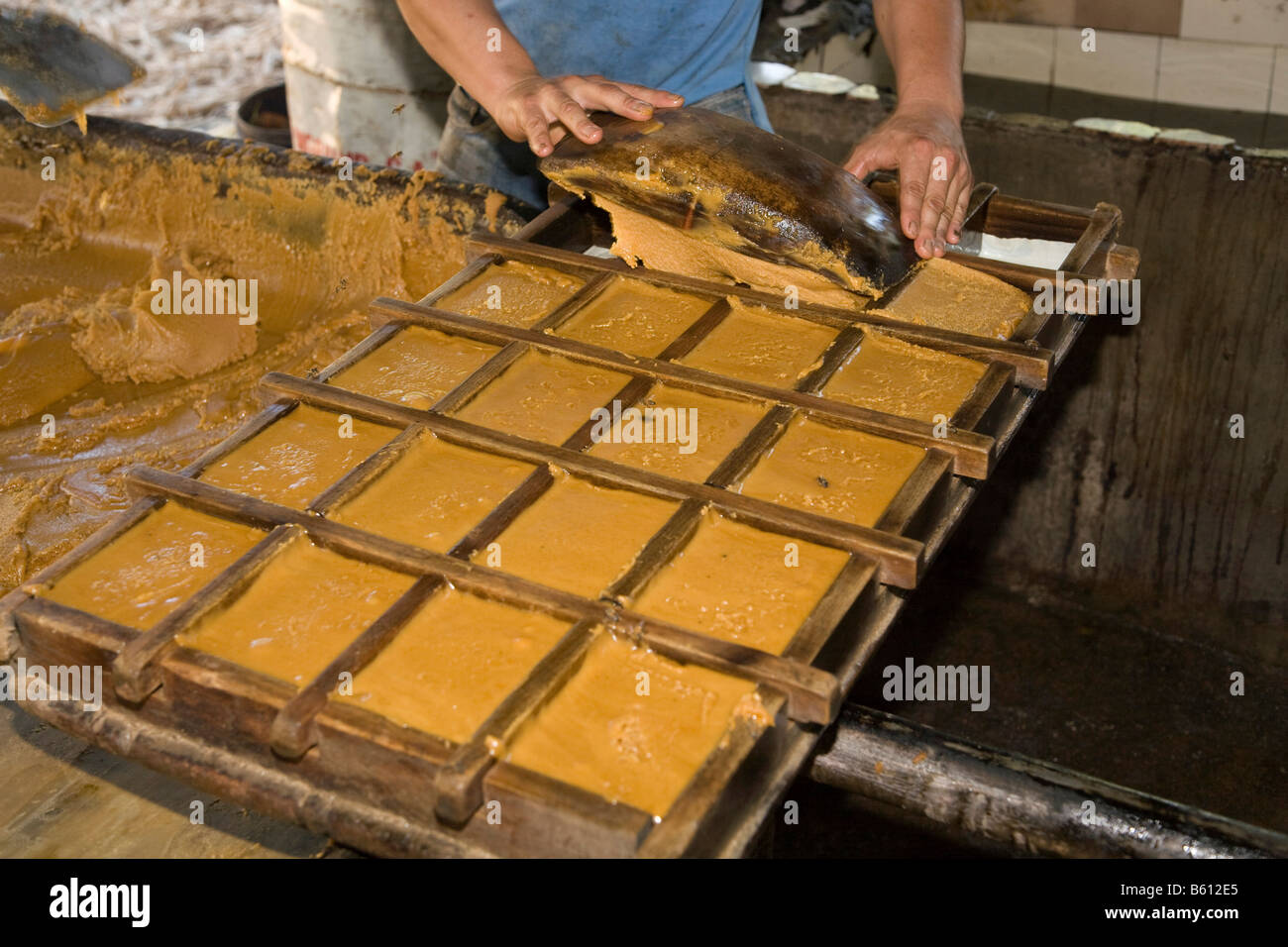 La canne à sucre, les moules étant remplie de mélasse sucre refroidi, le Venezuela, l'Amérique du Sud Banque D'Images