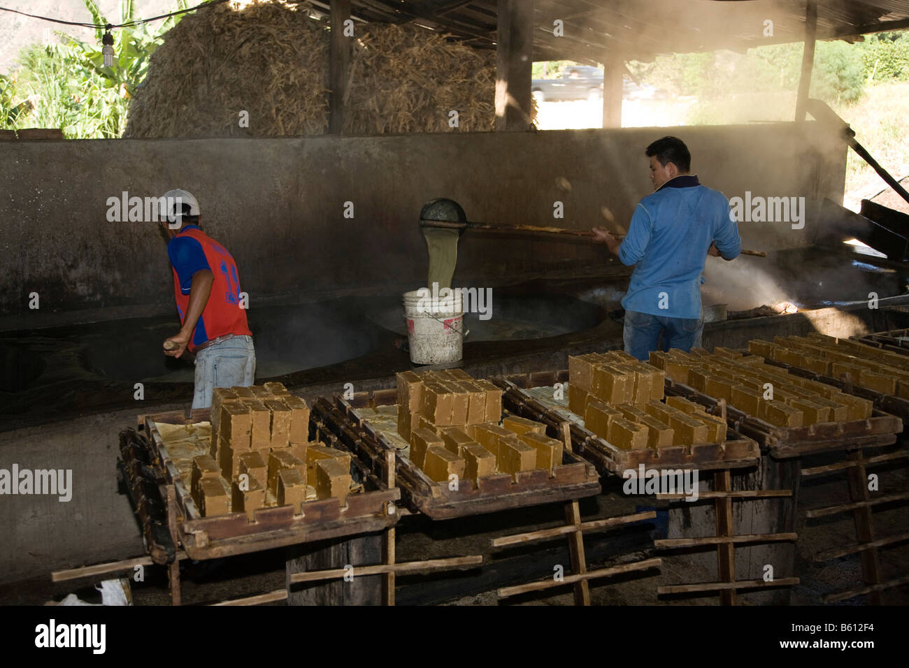 Les travailleurs de la canne à sucre, la cuisson du jus sucré, le Venezuela, l'Amérique du Sud Banque D'Images