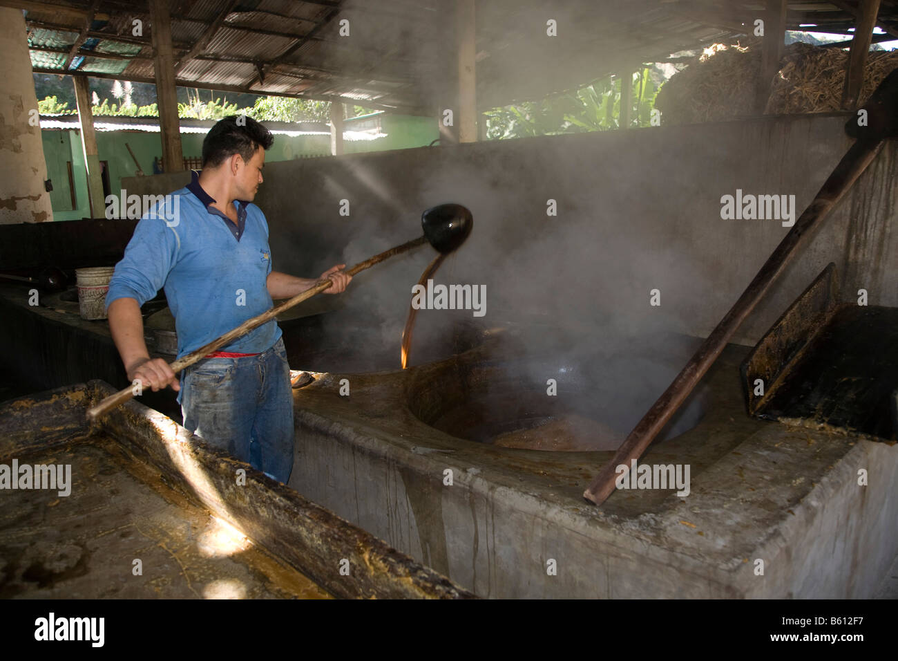 Les travailleurs de la canne à sucre, la cuisson du jus sucré, le Venezuela, l'Amérique du Sud Banque D'Images