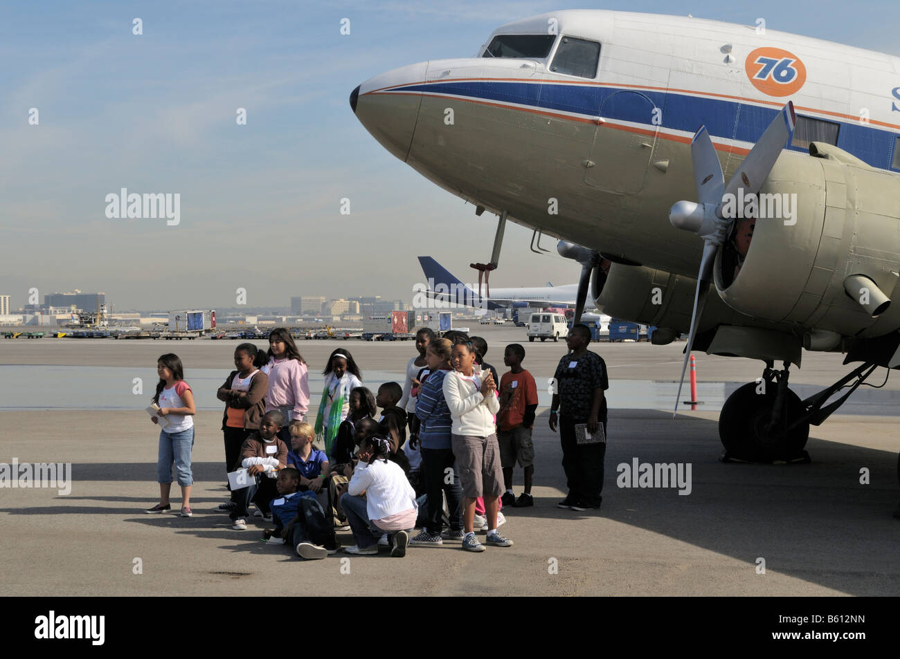 Une classe d'élèves lors d'un voyage au Musée de la trajectoire de vol à l'Aéroport International de Los Angeles Banque D'Images