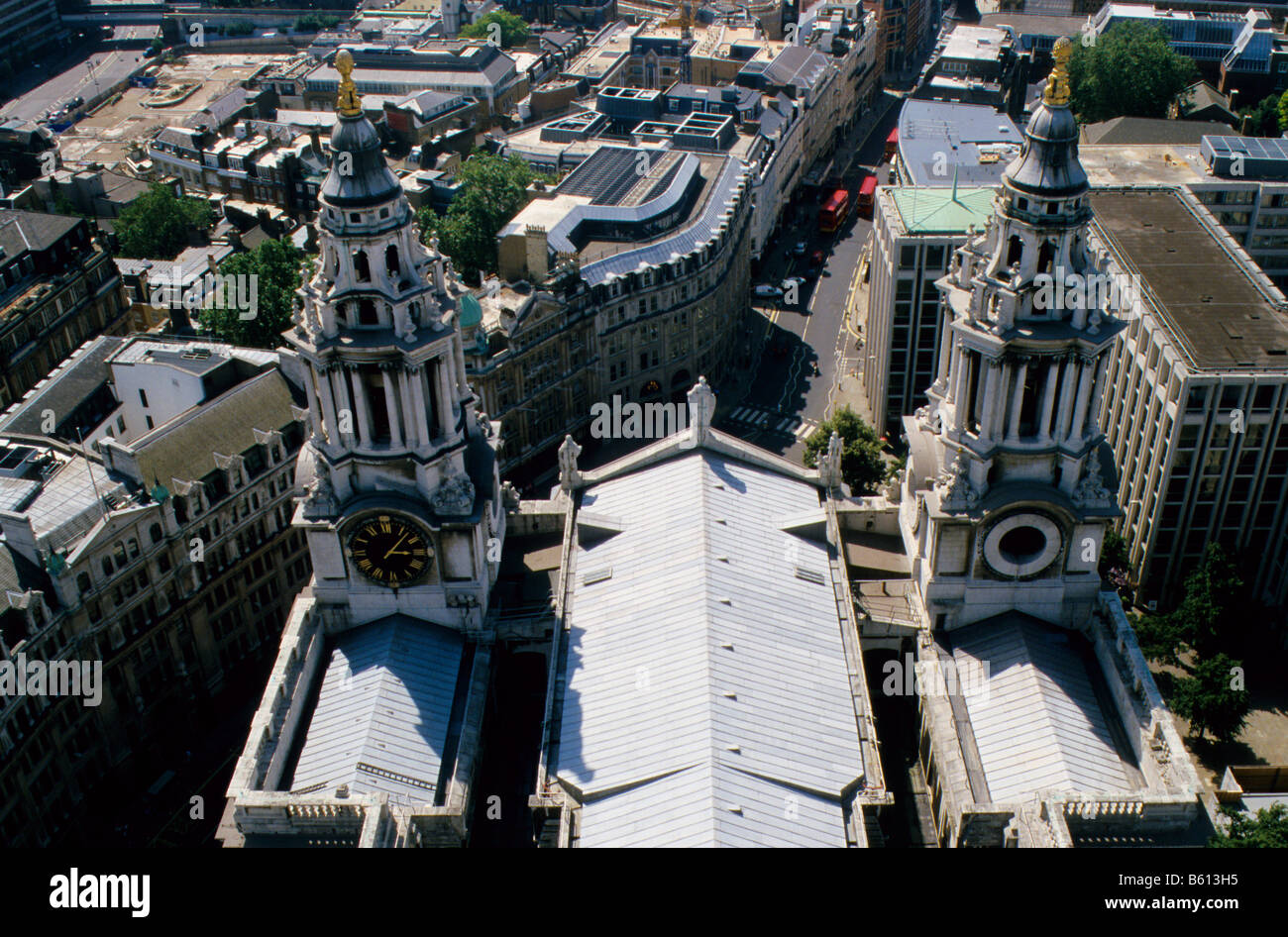 La Cathédrale St Paul, à Londres. Vue vers l'ouest à partir du haut du dôme avec nef de cathédrale en premier plan et Ludgate Hill au-delà. Banque D'Images