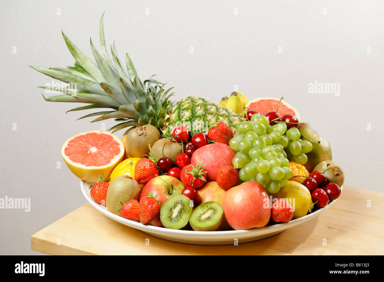 Les fruits riches en vitamines dans un bol Banque D'Images