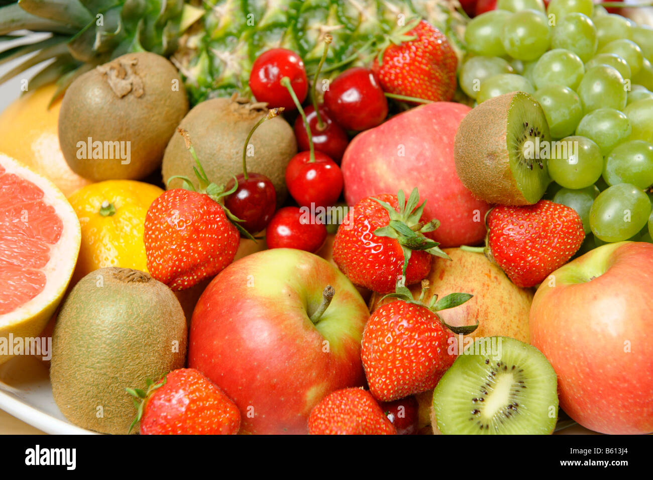 Les fruits riches en vitamines dans un bol Banque D'Images