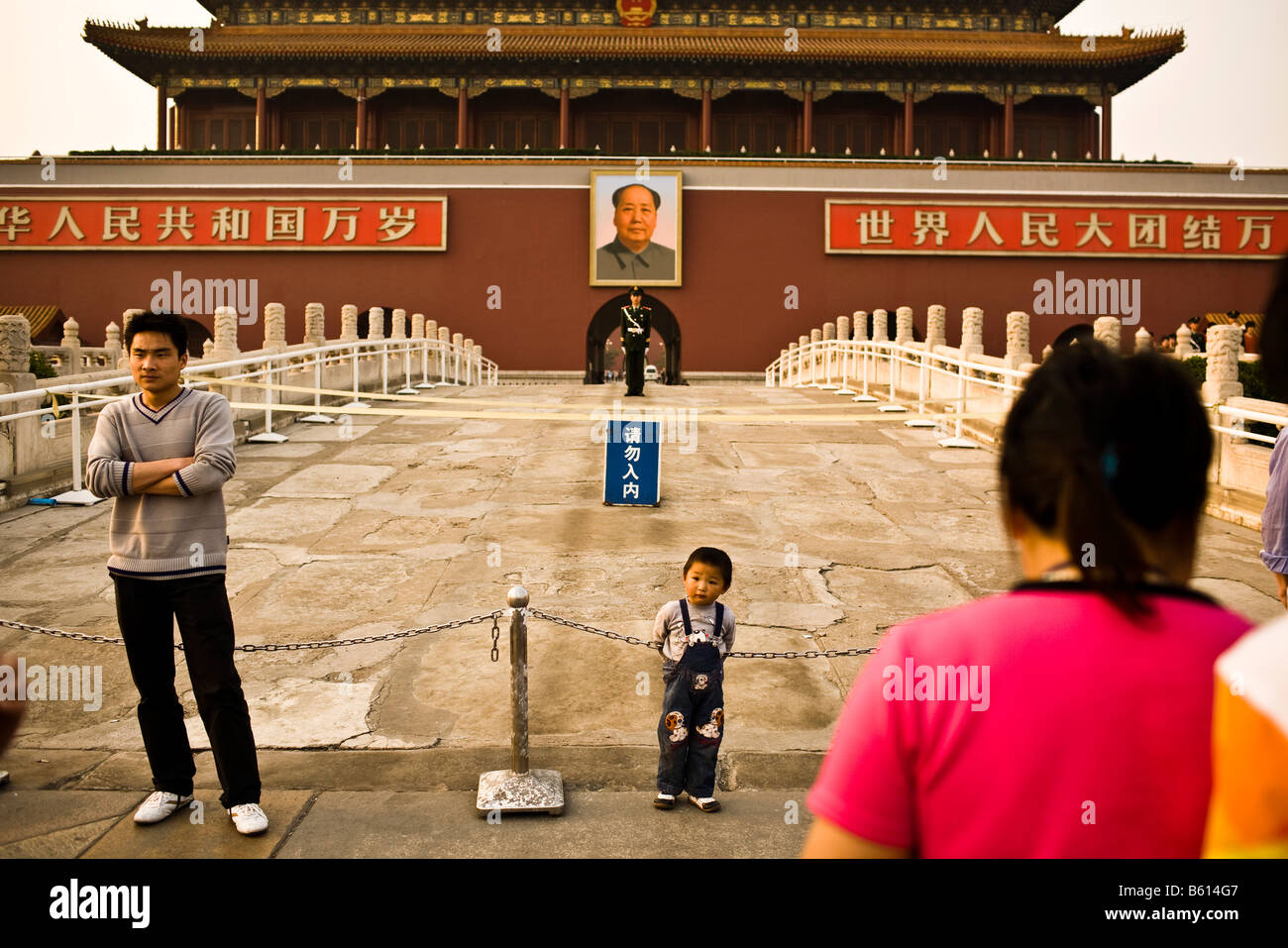 Les touristes posent devant la porte de la paix céleste près de la place Tiananmen à Beijing en Chine en avril 2008 Banque D'Images