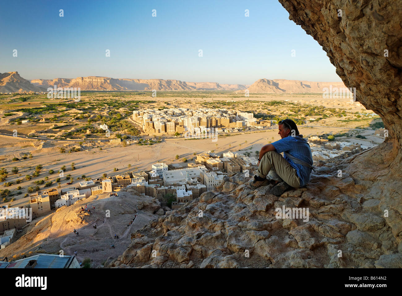 Homme assis à plus de Shibam, UNESCO World Heritage Site, Wadi Hadramaout, au Yémen, l'Arabie, la péninsule arabe, au Moyen-Orient Banque D'Images