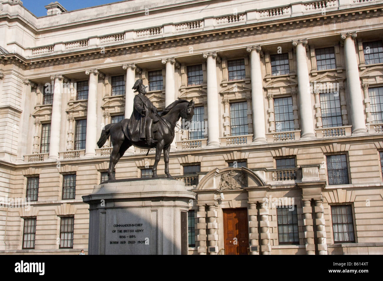 Ancien bâtiment à Whitehall et Statue de Prince George, duc de Cambridge, London, UK Banque D'Images