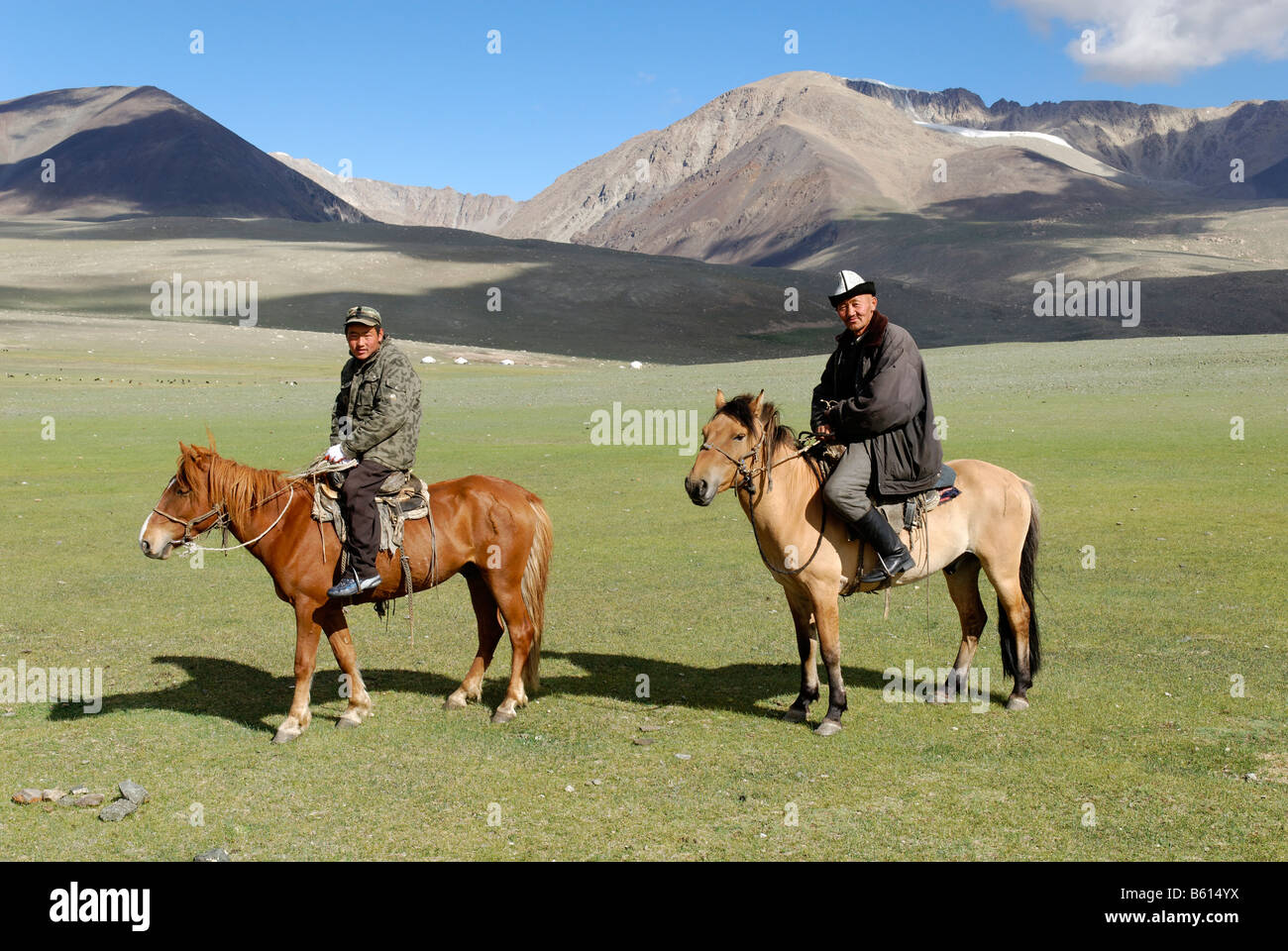 Les cavaliers mongols, kazakh avec les chevaux, l'Altaï, le Kazakhstan, la Mongolie, l'Asie Banque D'Images