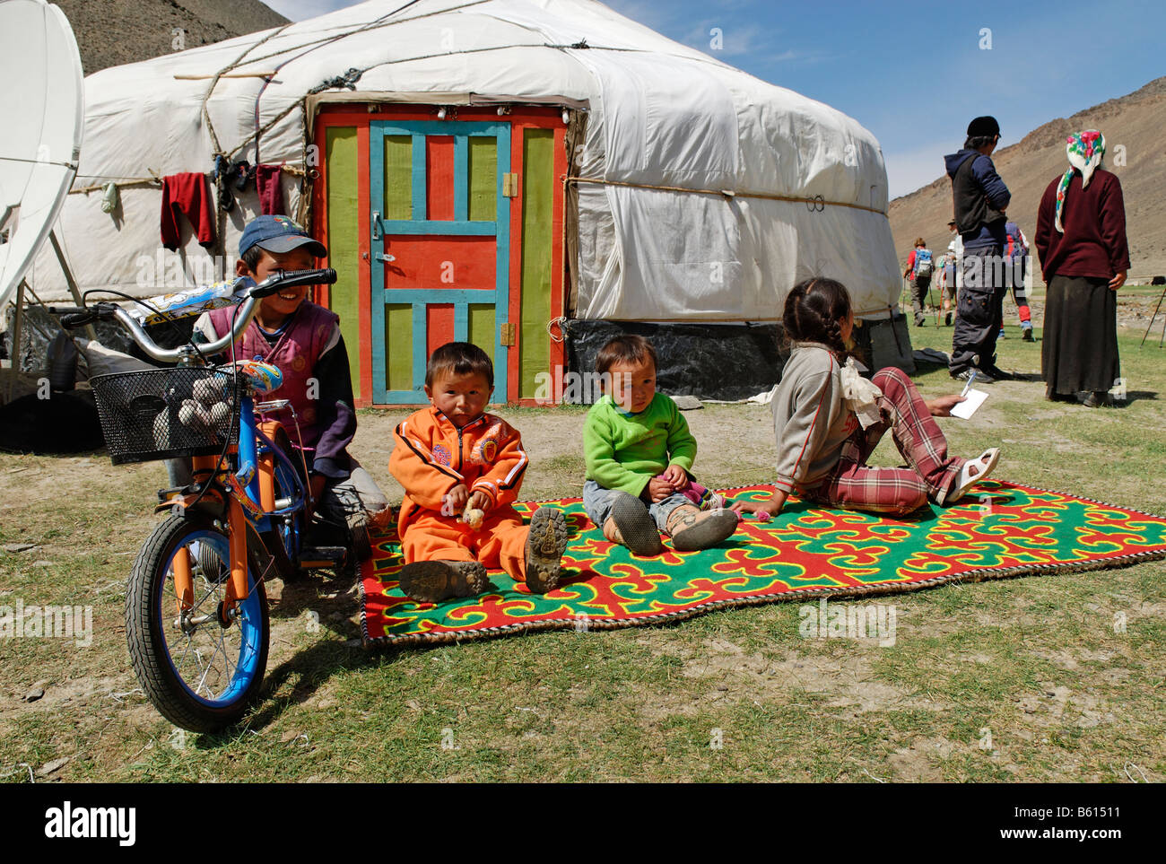 Kazakh, enfants mongols en face d'une yourte, GER, l'Altaï, le Kazakhstan, la Mongolie, l'Asie Banque D'Images