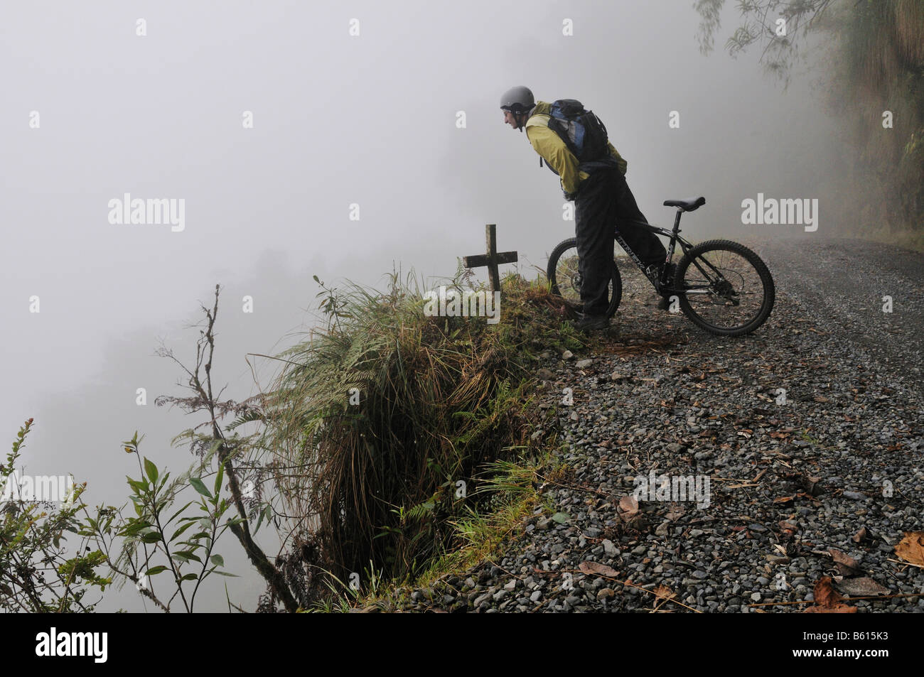 Croix du souvenir, sur la Deathroad mountainbiker à inquiet sur un remblai, Yungas, La Paz, Bolivie, Amérique du Sud Banque D'Images