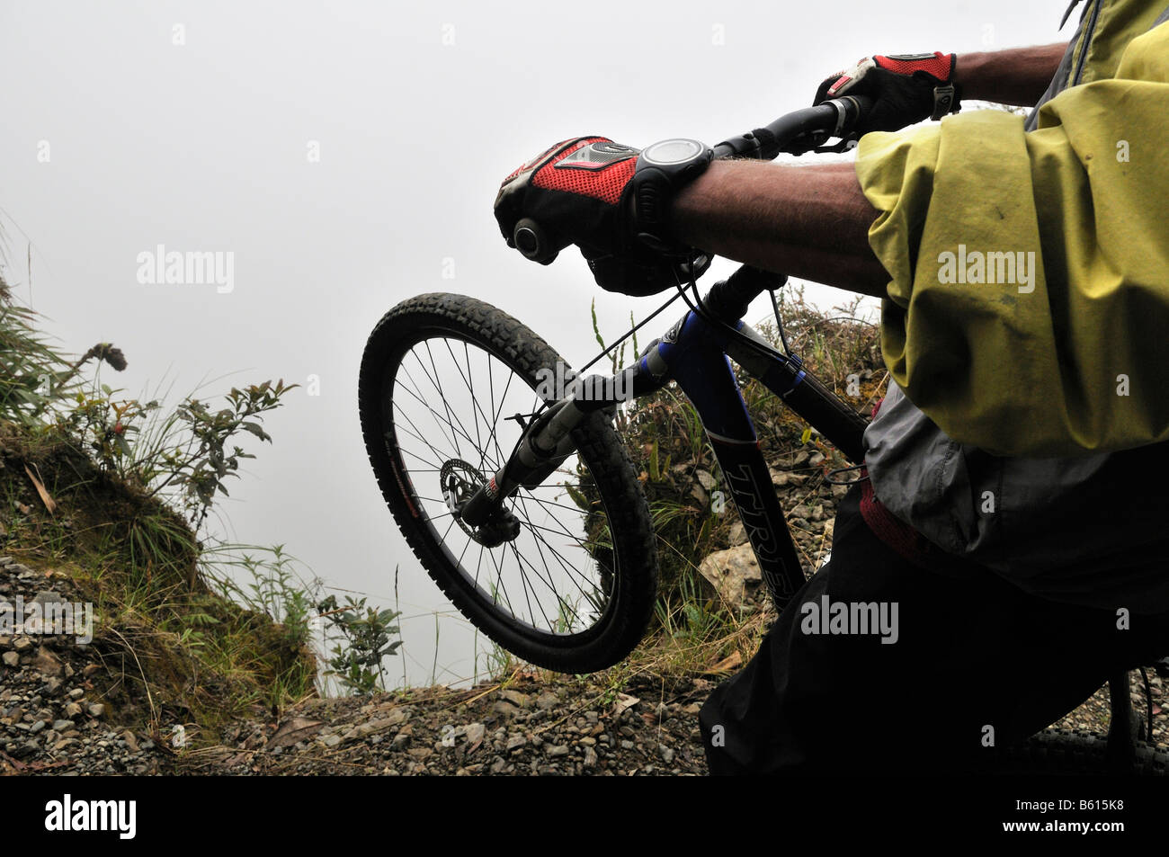 Mountainbiker au bord d'une falaise dangereuse, Deathroad, Yungas, La Paz, Bolivie, Amérique du Sud Banque D'Images