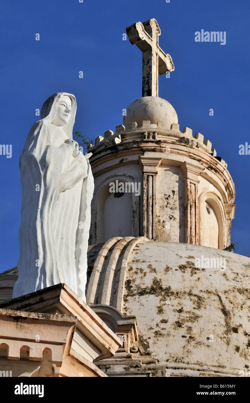 Statue de Marie et le dôme, l'église de La Merced, Granada, Nicaragua, Amérique Centrale Banque D'Images