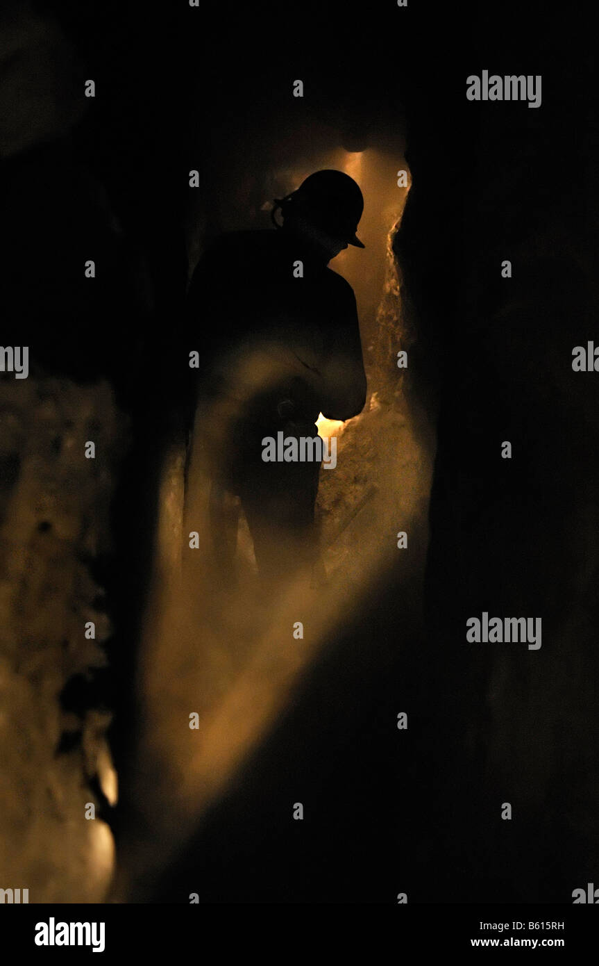 Miner dans un tunnel étroit, centre minier de Llallagua, Potosi, Bolivie, Amérique du Sud Banque D'Images