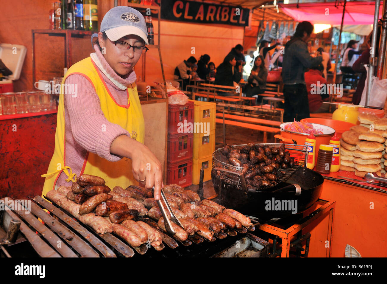 Les adolescents à une saucisse-calage sur le marché d'El Alto, La Paz, Bolivie, Amérique du Sud Banque D'Images