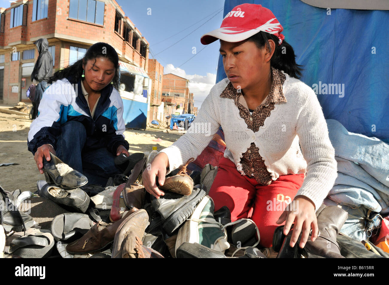 Le travail des enfants, 13 ans, vendeur de chaussures sur le marché d'El Alto, La Paz, Bolivie, Amérique du Sud Banque D'Images