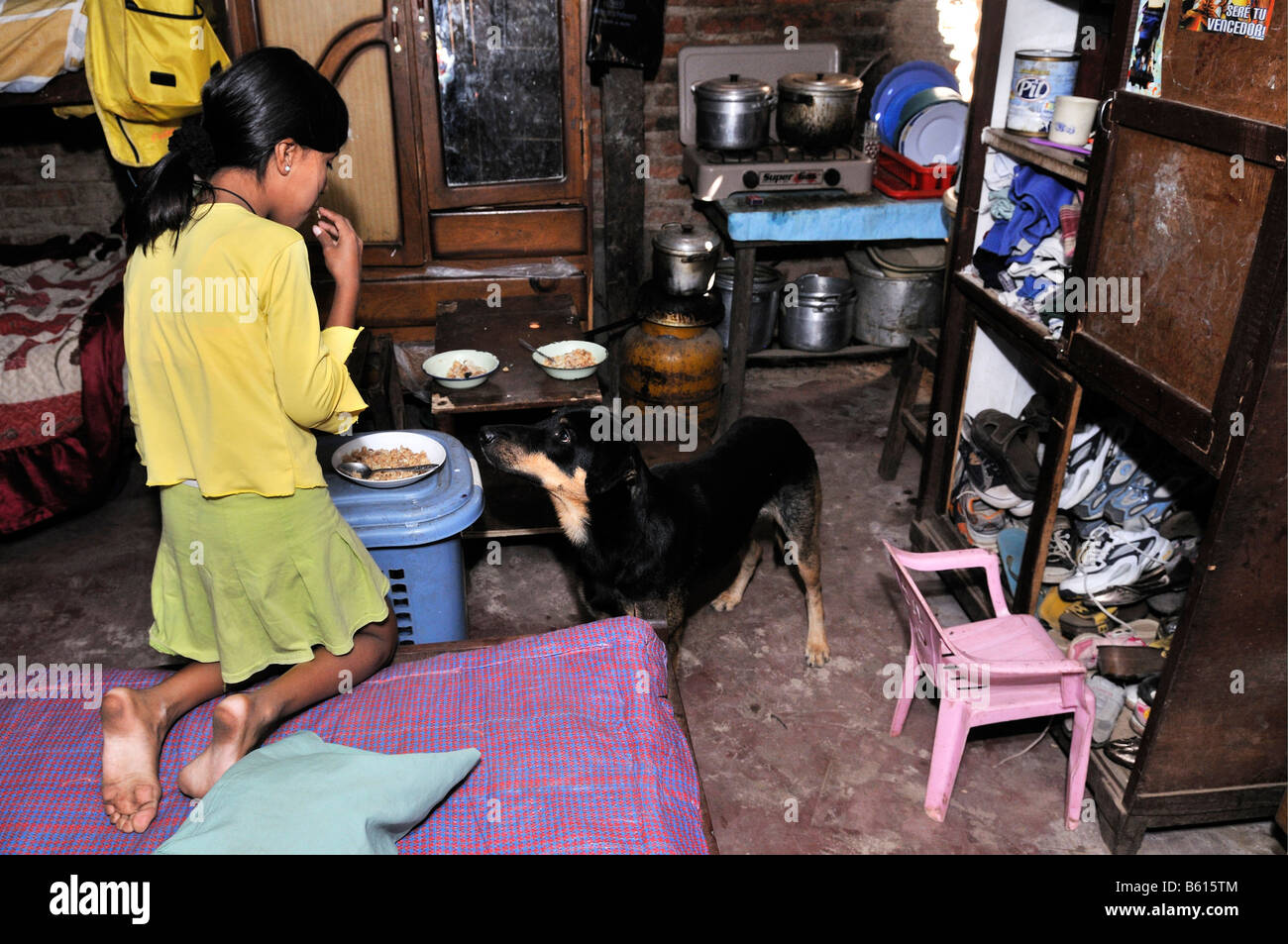 Girl and dog, mauvaises conditions de vie dans le bidonville Plan 3000, Santa Cruz, Bolivie, Amérique du Sud Banque D'Images