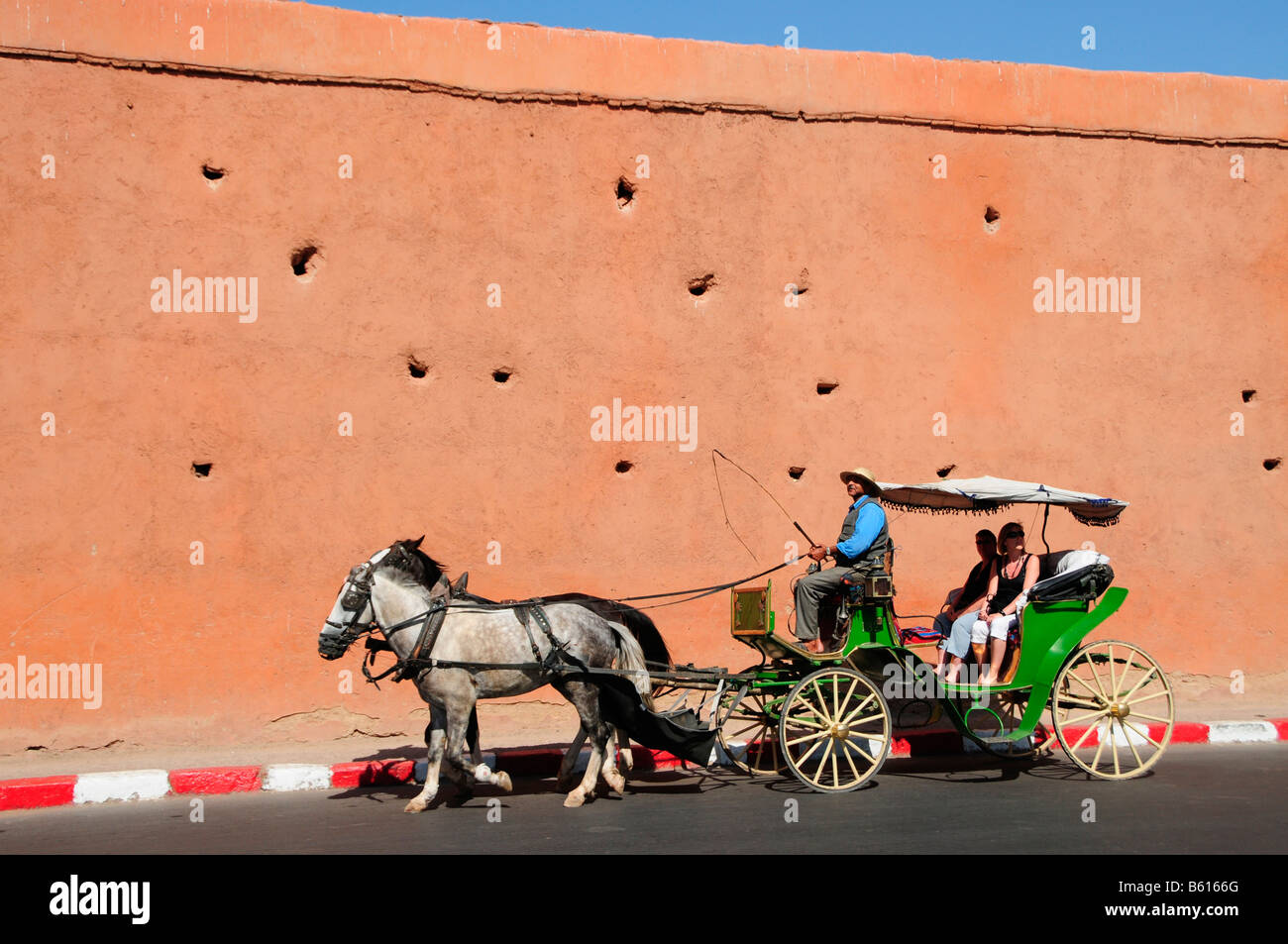 Entraîneur de chevaux devant le mur qui entoure le centre-ville historique, Marrekesh, Maroc, Afrique Banque D'Images