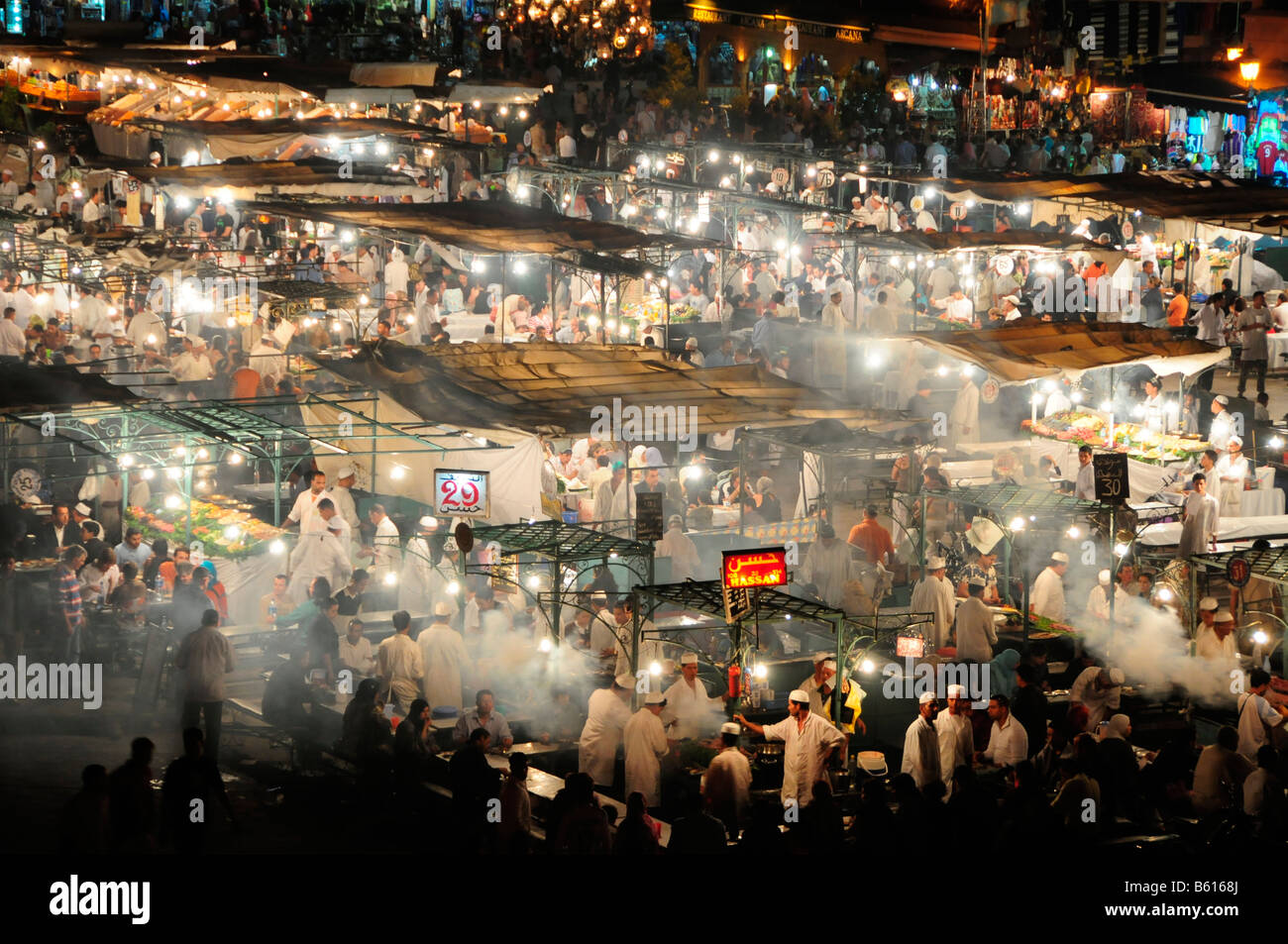 Cookshops la nuit sur la place Djemma el Fna, Marrakech, Maroc, Afrique Banque D'Images