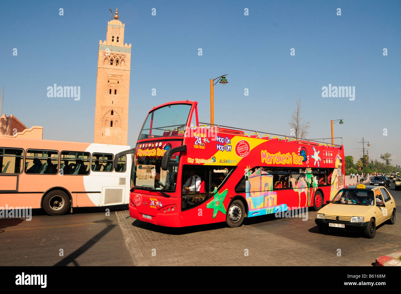 Double-decker open-top bus touristique en face de la Koutoubia, Marrakech, Maroc, Afrique Banque D'Images